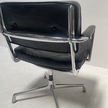 Lade das Bild in den Galerie-Viewer, eames intermediate chair es 102 - Herman Miller
