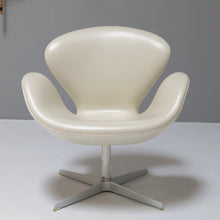 Lade das Bild in den Galerie-Viewer, Fritz Hansen leather swan chair special edition
