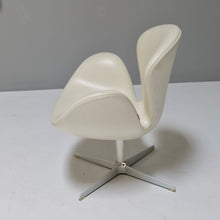 Lade das Bild in den Galerie-Viewer, Fritz Hansen leather swan chair special edition
