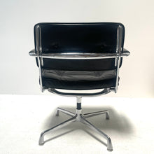 Lade das Bild in den Galerie-Viewer, eames intermediate chair es 102 - Herman Miller
