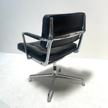 Lade das Bild in den Galerie-Viewer, eames intermediate chair es 102 - Herman Miller
