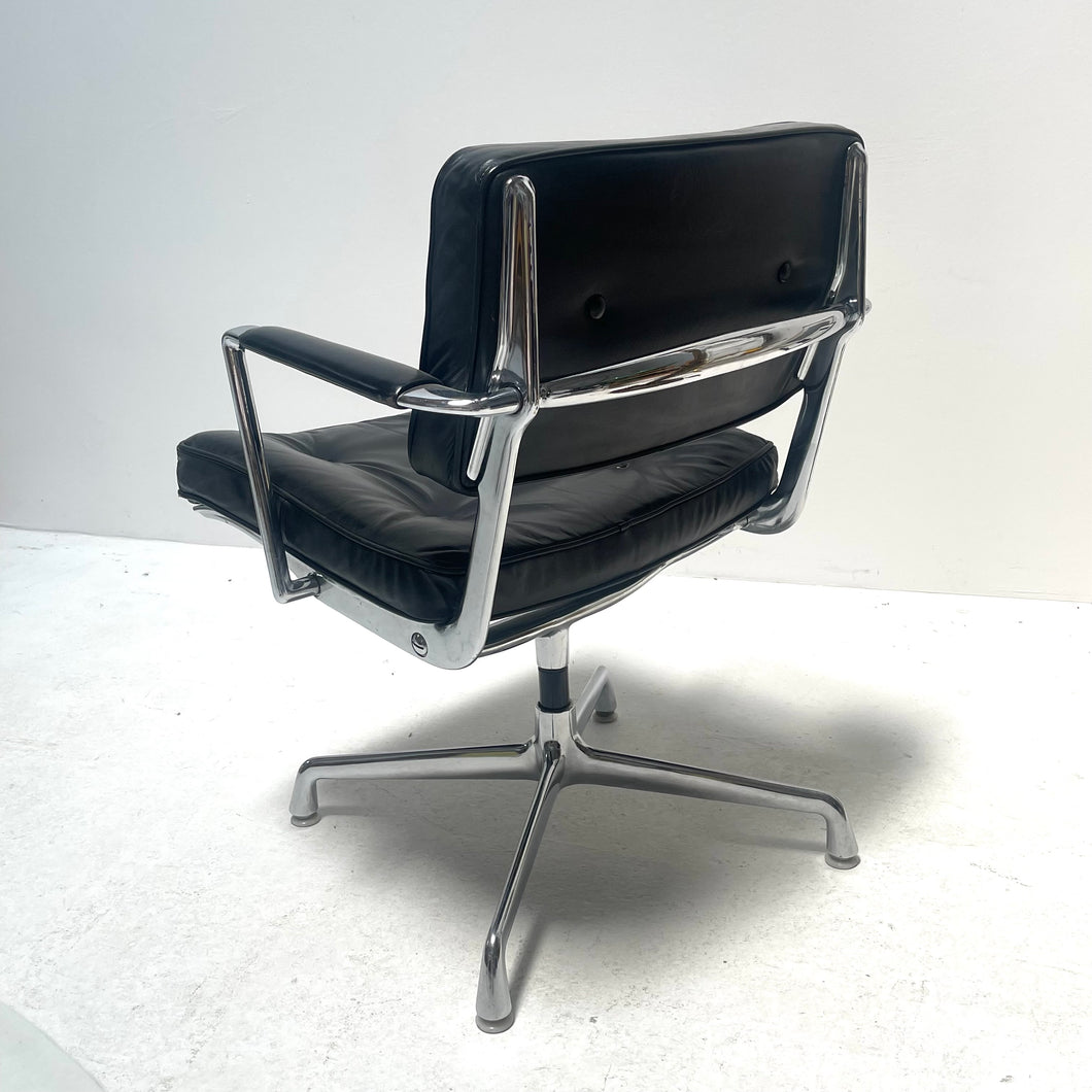 eames intermediate chair es 102 - Herman Miller