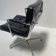 Lade das Bild in den Galerie-Viewer, eames intermediate chair es 102 - Herman Miller
