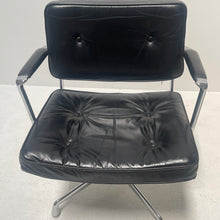 Lade das Bild in den Galerie-Viewer, eames intermediate chair es 102 - Herman Miller
