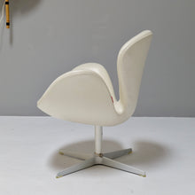 Lade das Bild in den Galerie-Viewer, Fritz Hansen leather swan chair special edition
